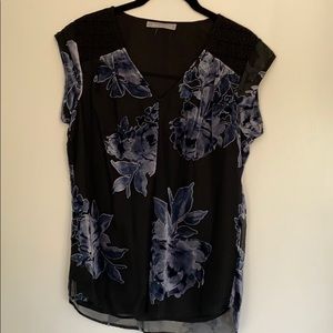 Short sleeve blouse with velvet appliqué
